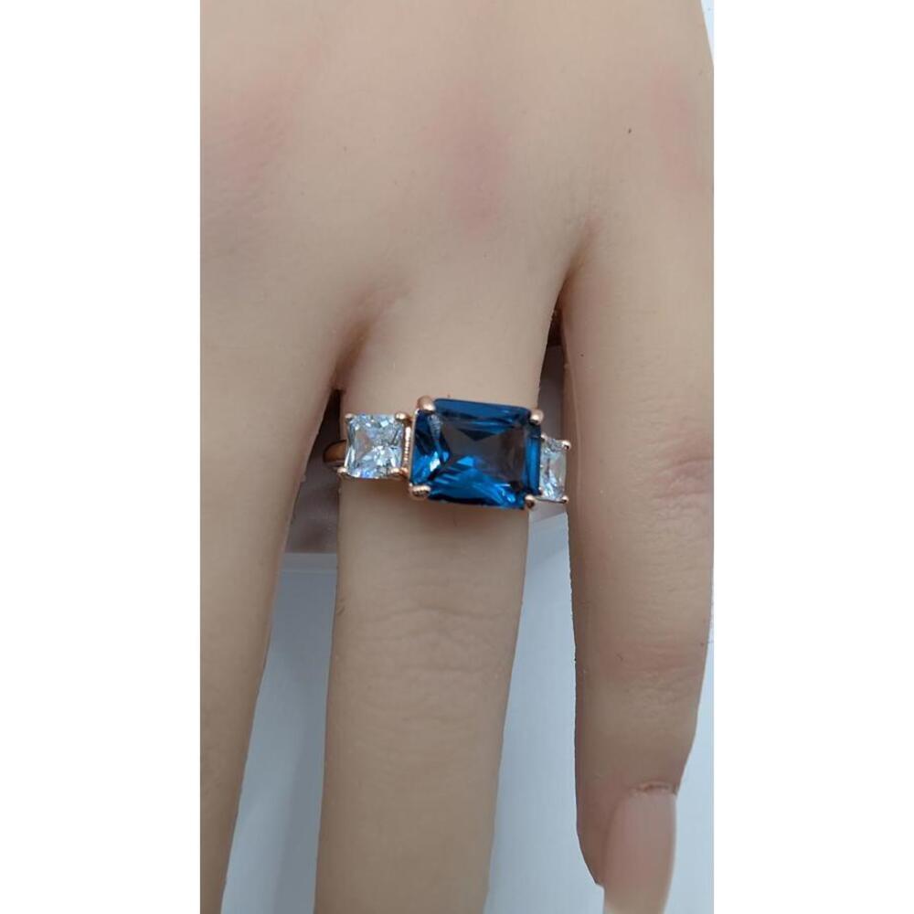 Elegant Blue Gemstone Ring with Side Stones Size 7 - Picture 8 of 9